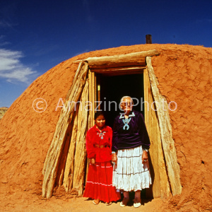 ホーガンとナバホ族の女性達
