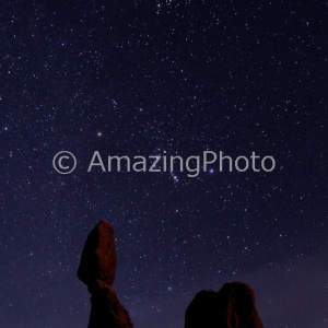 星空の下のバランスロック